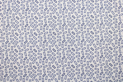 Heller Baumwollstoff mit kleinen Blauen Rechtecken Detailbild