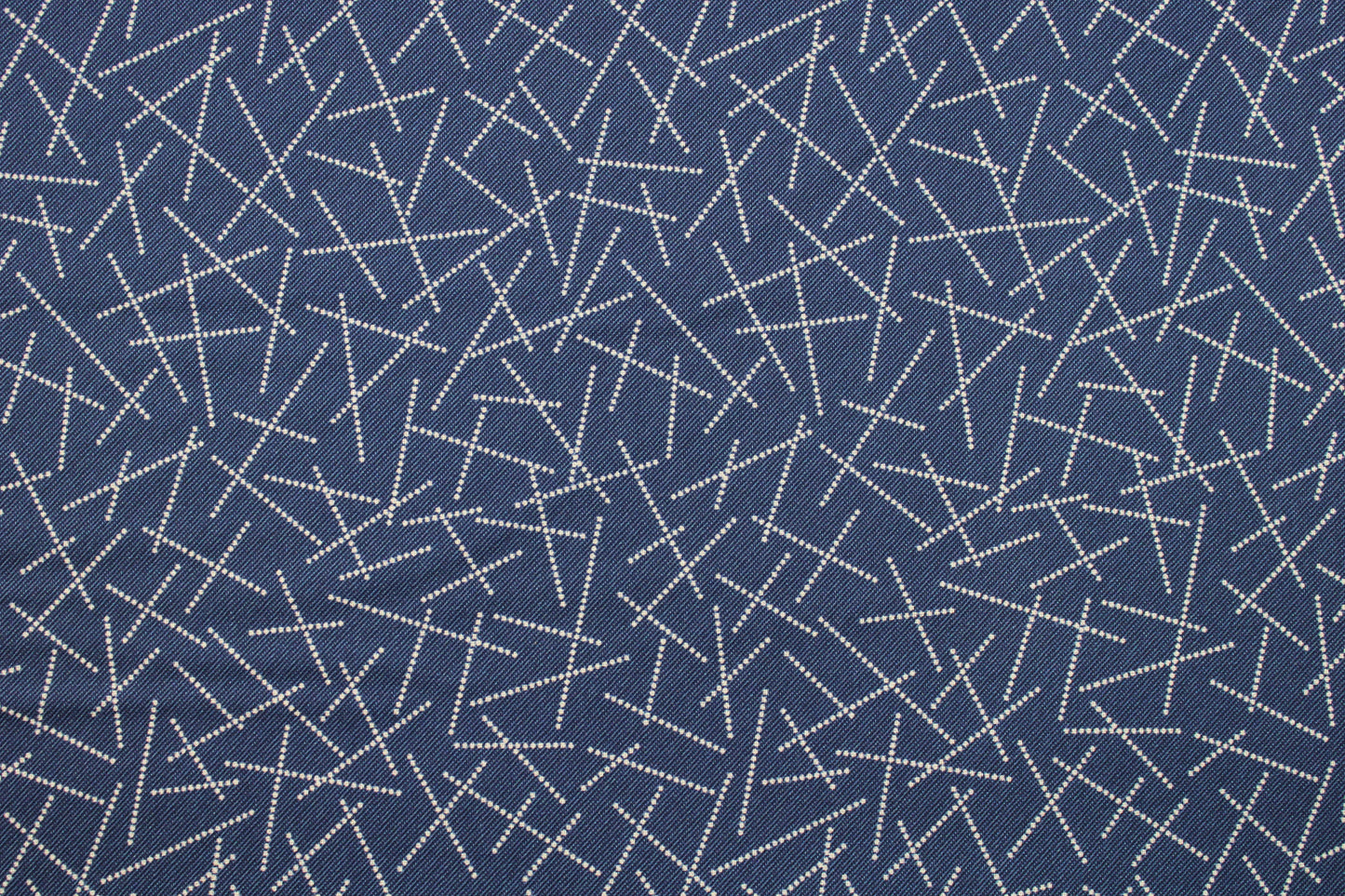 Blauer Baumwollstoff mit hellem Linienmuster Detailbild