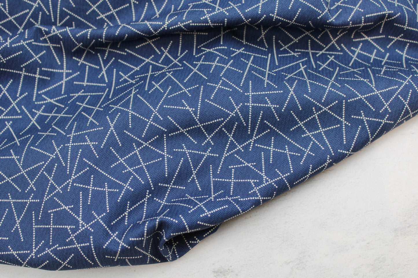 Blauer Baumwollstoff mit hellem Linienmuster