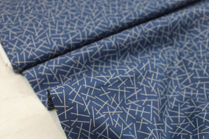 Blauer Baumwollstoff mit hellem Linienmuster Ballenansicht