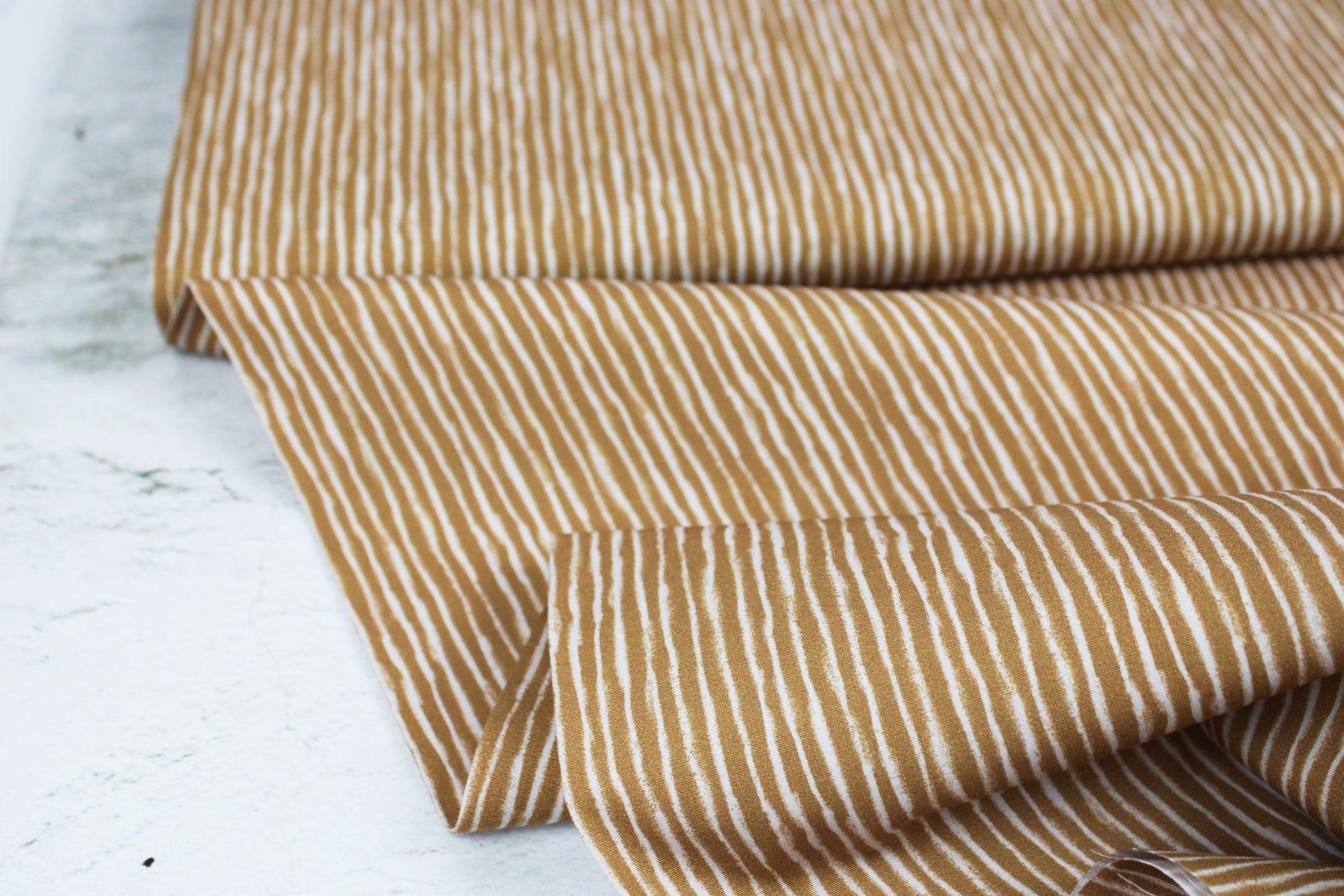 Baumwollstoff Sweet Mini Baby mit Streifen in Ecru und Ocker Ballenansicht