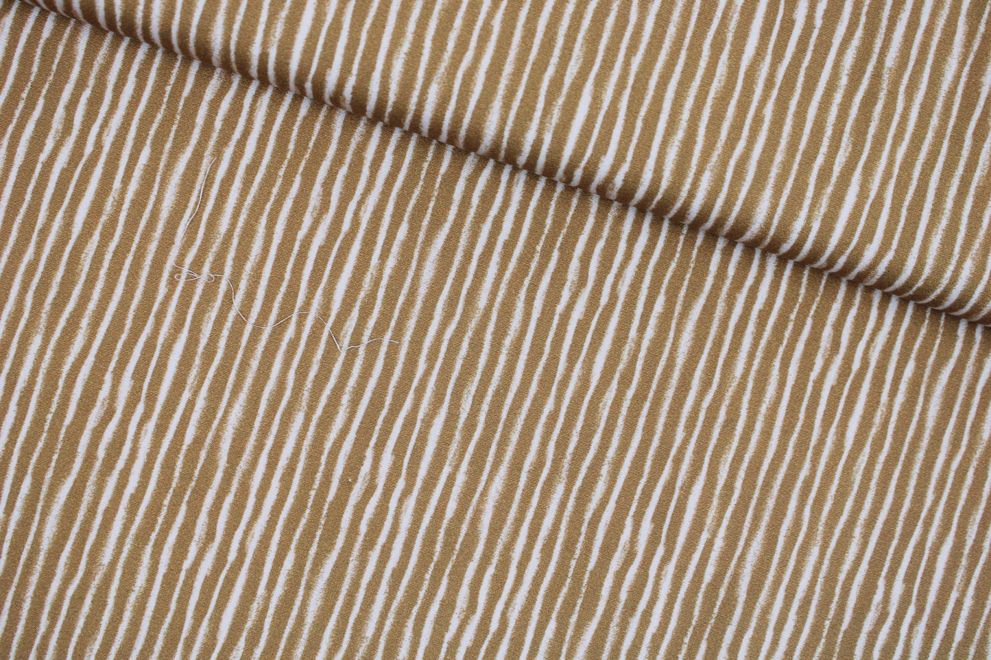 Baumwollstoff Sweet Mini Baby mit Streifen in Ecru und Ocker quer
