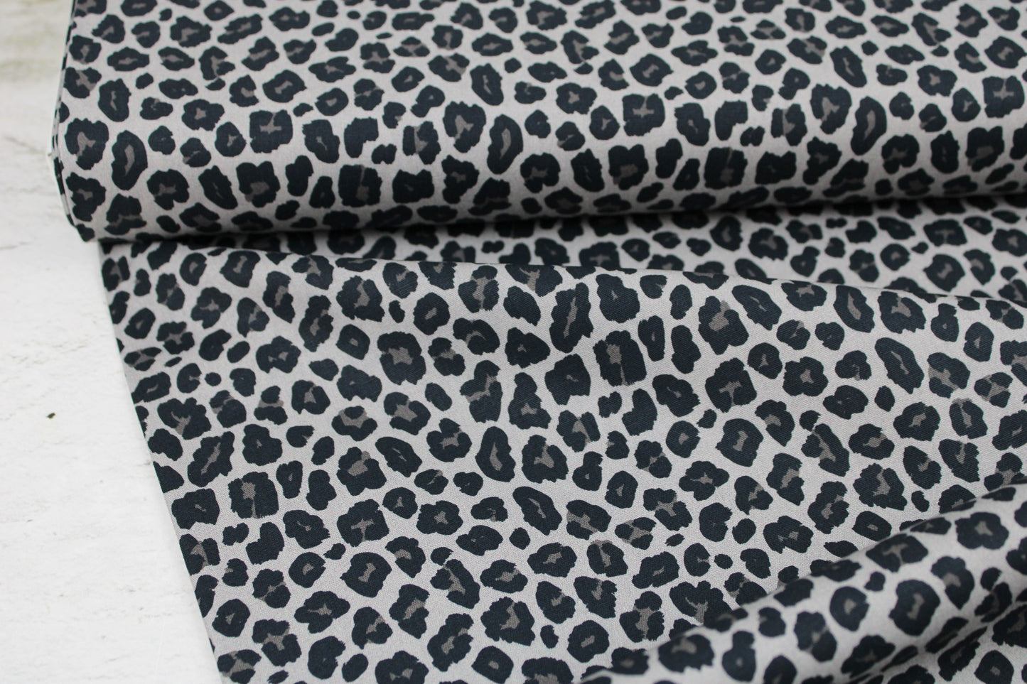 Baumwollstoff Tim mit Leoprint in Grau und Schwarz Ballenansicht