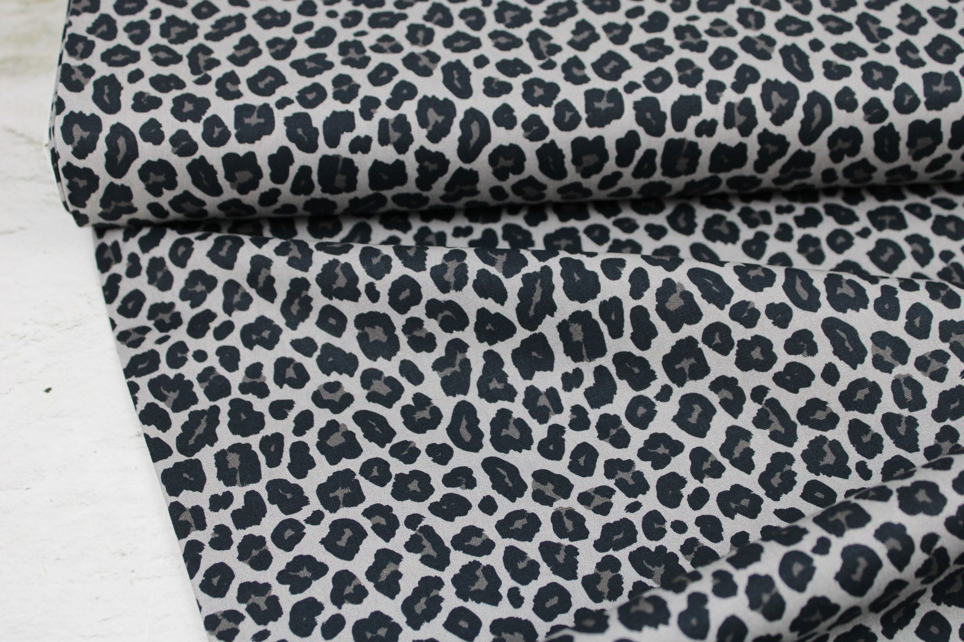 Baumwollstoff Tim mit Leoprint in Grau und Schwarz Ballenansicht