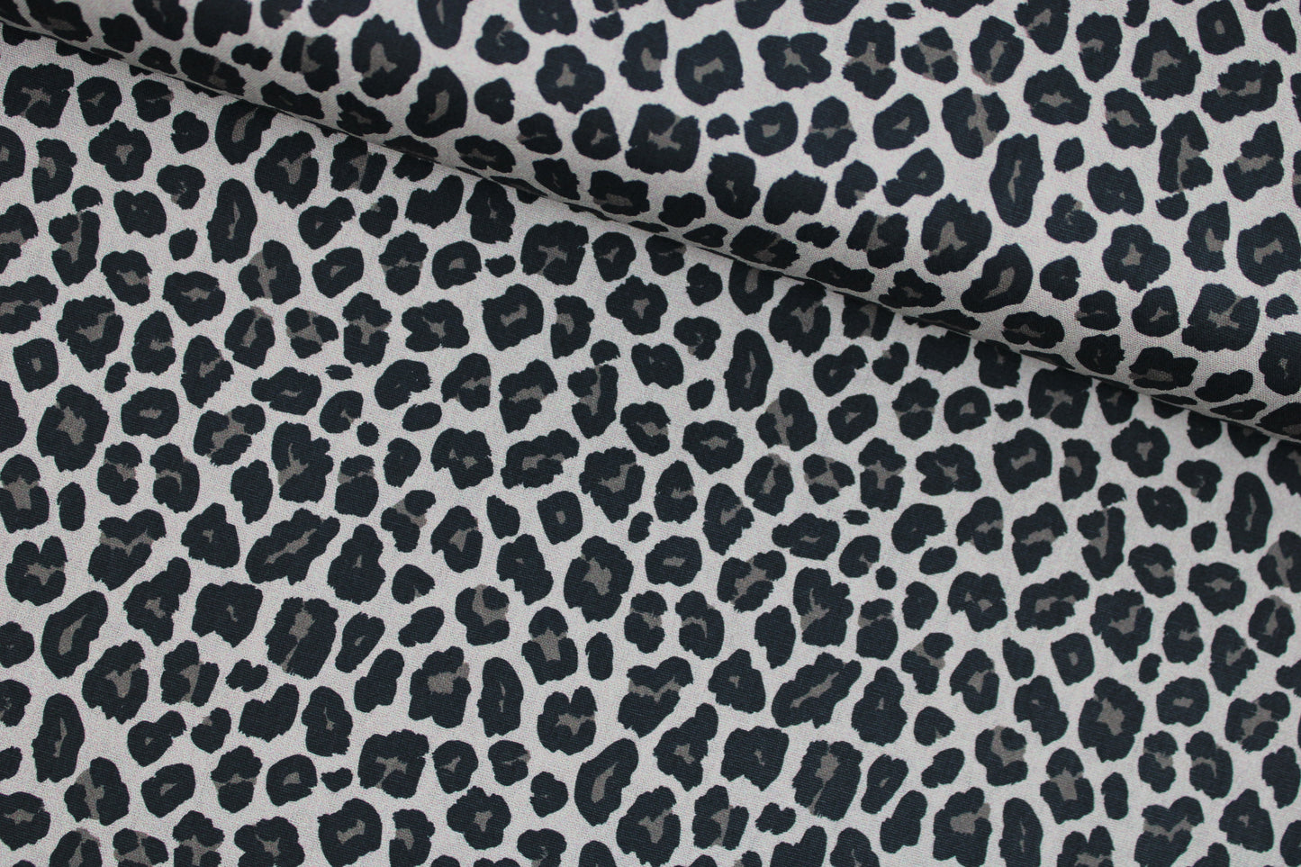 Baumwollstoff Tim mit Leoprint in Grau und Schwarz quer