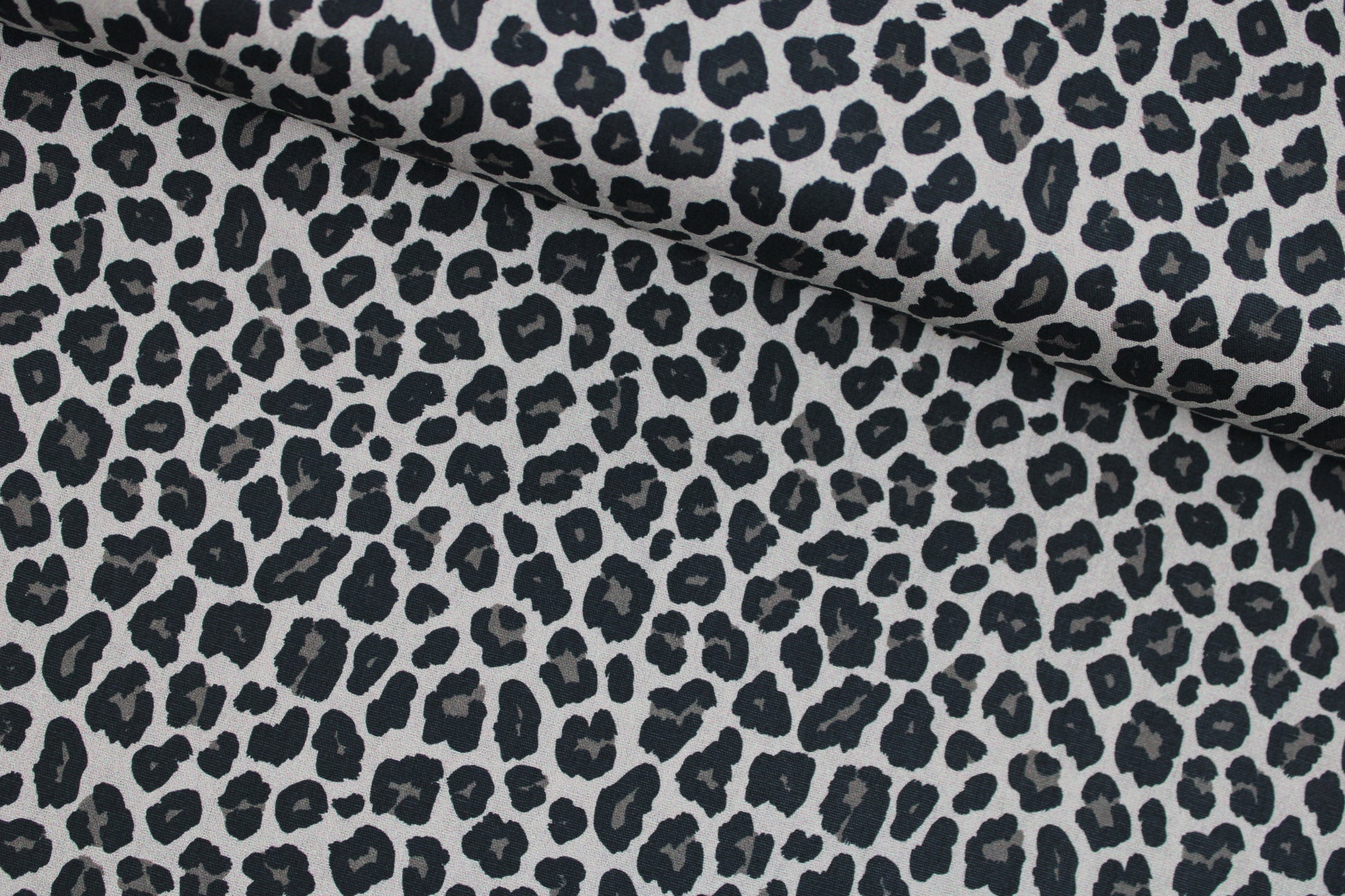 Baumwollstoff Tim mit Leoprint in Grau und Schwarz quer