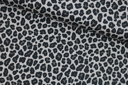 Baumwollstoff Tim mit Leoprint in Grau und Schwarz quer