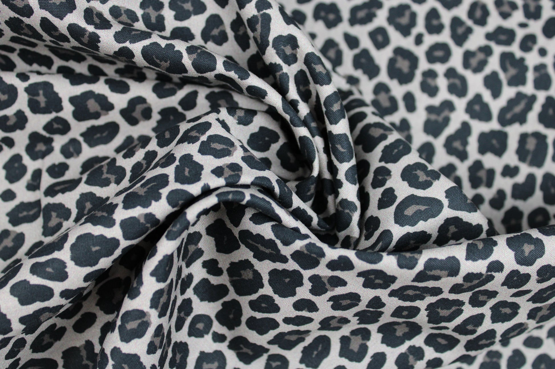 Baumwollstoff Tim mit Leoprint in Grau und Schwarz gedreht