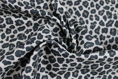 Baumwollstoff Tim mit Leoprint in Grau und Schwarz gedreht