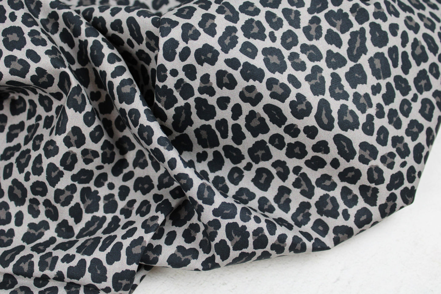 Baumwollstoff Tim mit Leoprint in Grau und Schwarz