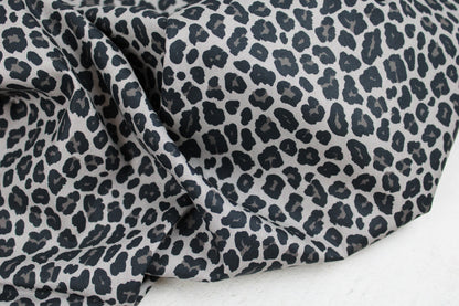 Baumwollstoff Tim mit Leoprint in Grau und Schwarz