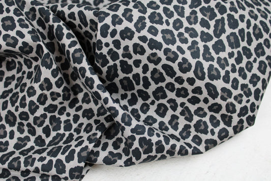 Baumwollstoff Tim mit Leoprint in Grau und Schwarz