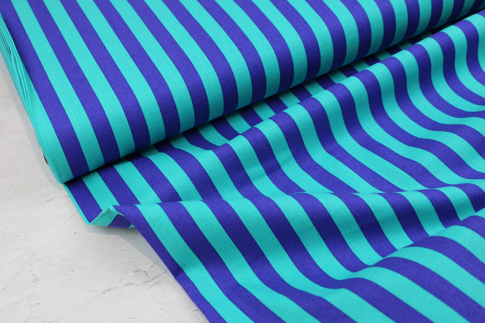 Baumwollstoff von Tula Pink mit Streifen in Blau und Mint Ballenansicht