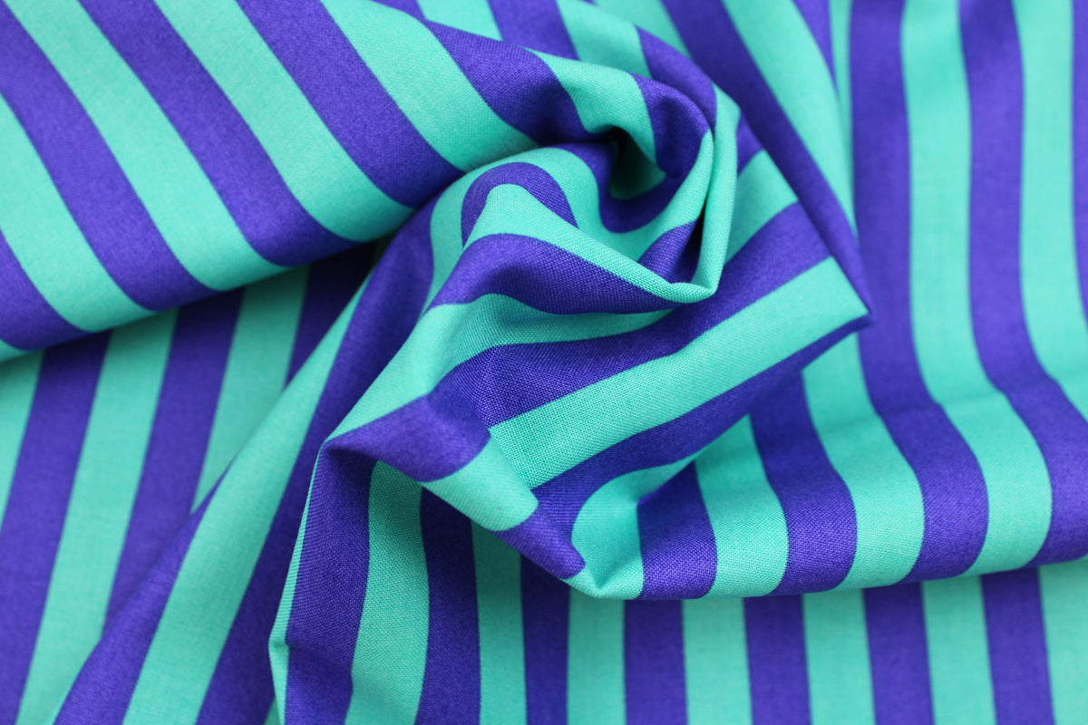 Baumwollstoff von Tula Pink mit Streifen in Blau und Mint gedreht