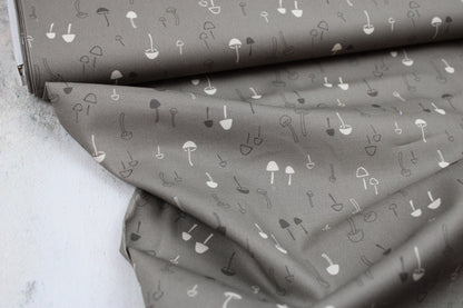 Baumwollstoff mit Pilzen in taupe aus der Serie Forest Tales Ballenansicht