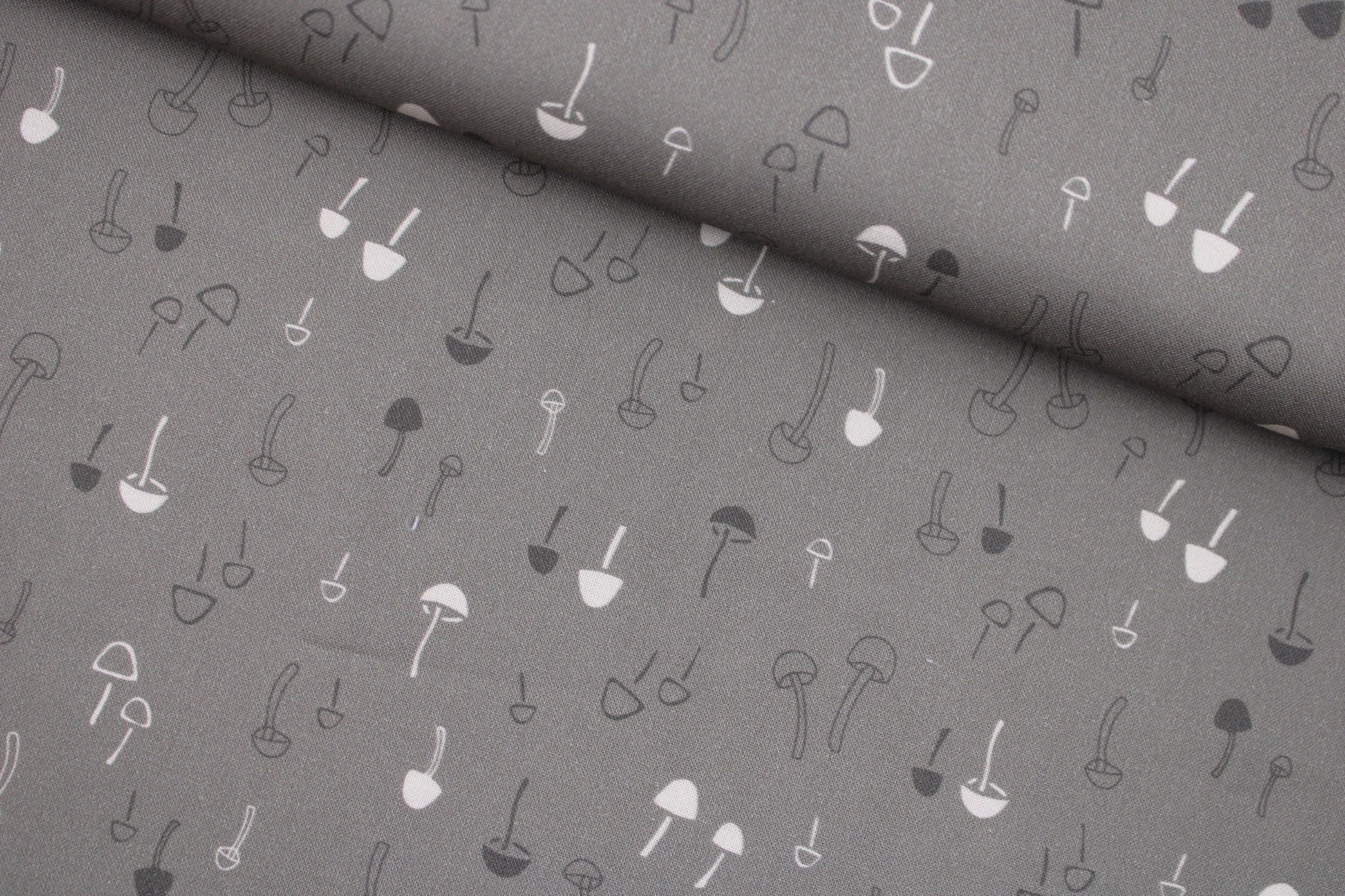 Baumwollstoff mit Pilzen in taupe aus der Serie Forest Tales quer