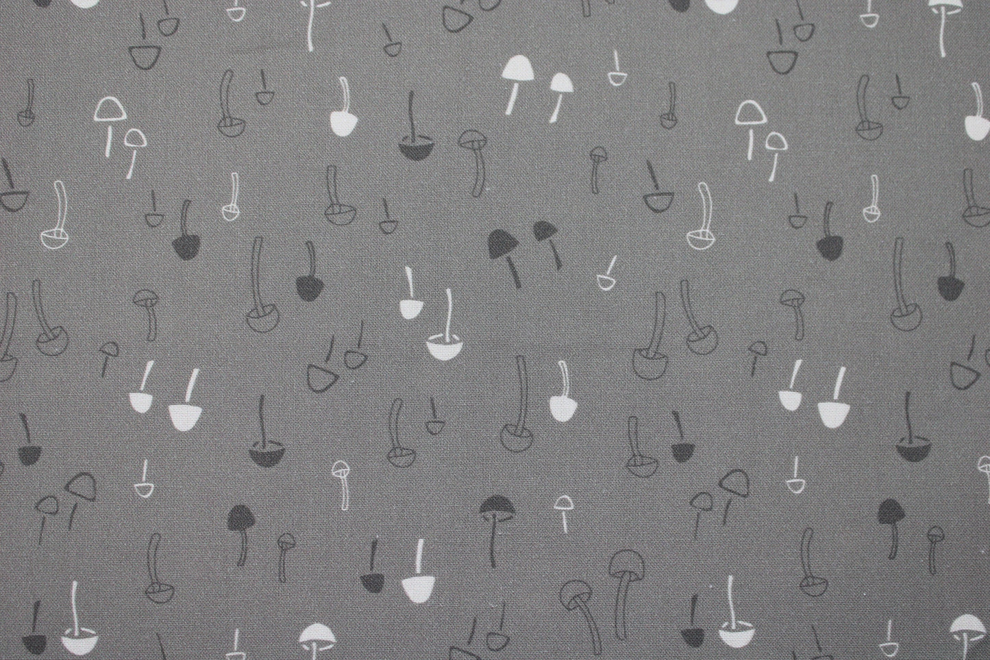 Baumwollstoff mit Pilzen in taupe aus der Serie Forest Tales Detailbild
