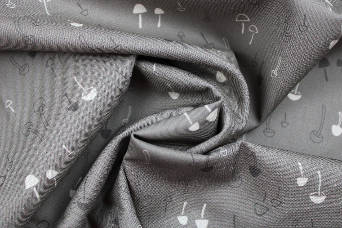 Baumwollstoff mit Pilzen in taupe aus der Serie Forest Tales gedreht