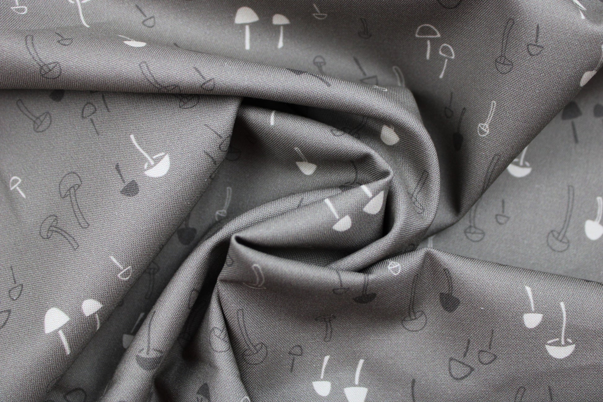 Baumwollstoff mit Pilzen in taupe aus der Serie Forest Tales gedreht
