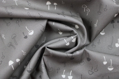 Baumwollstoff mit Pilzen in taupe aus der Serie Forest Tales gedreht