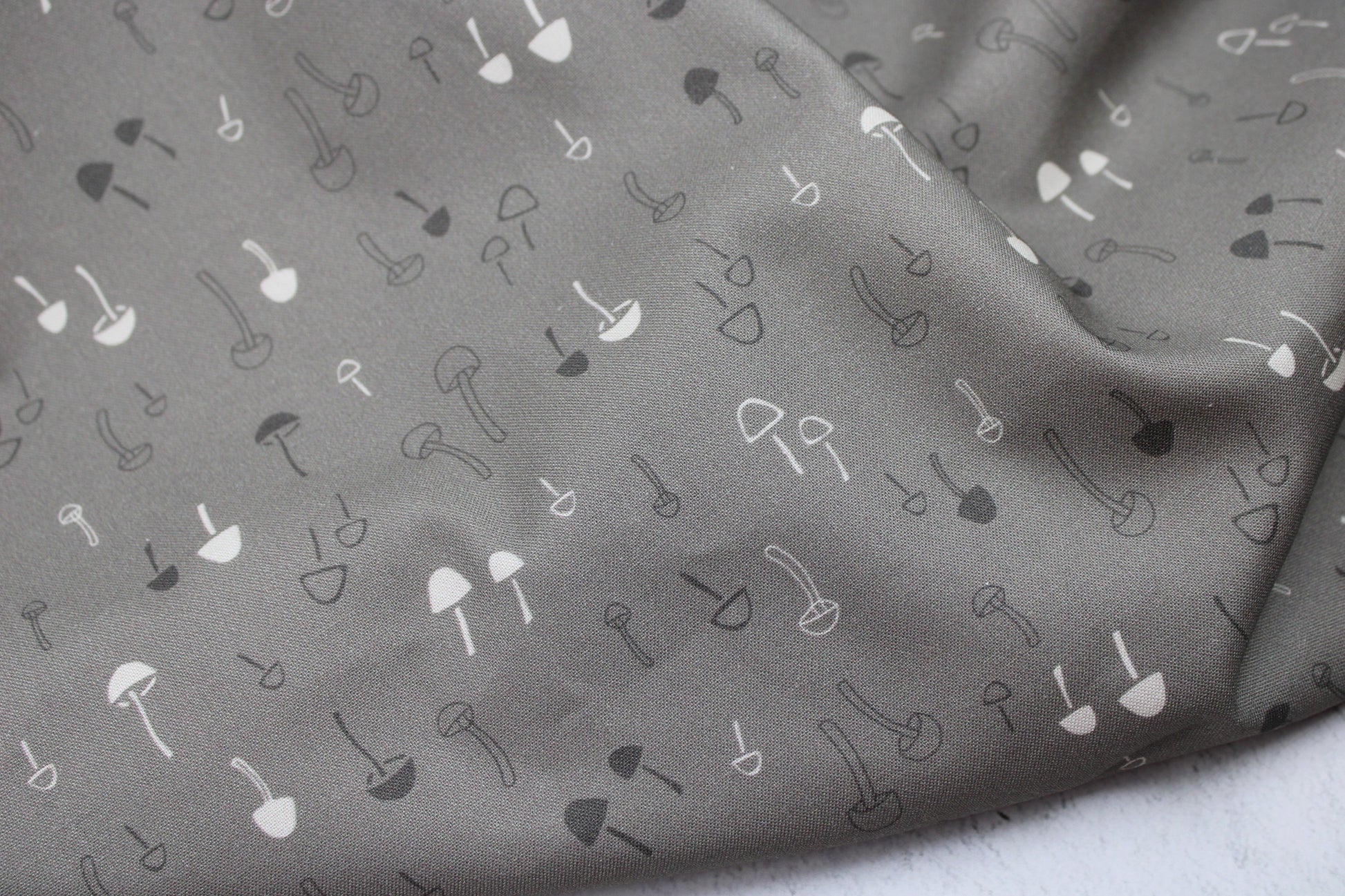 Baumwollstoff mit Pilzen in taupe aus der Serie Forest Tales