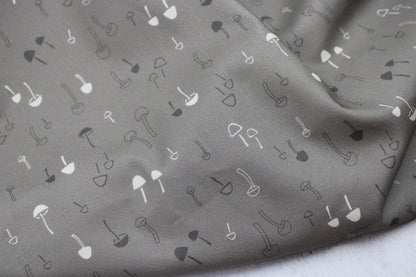 Baumwollstoff mit Pilzen in taupe aus der Serie Forest Tales