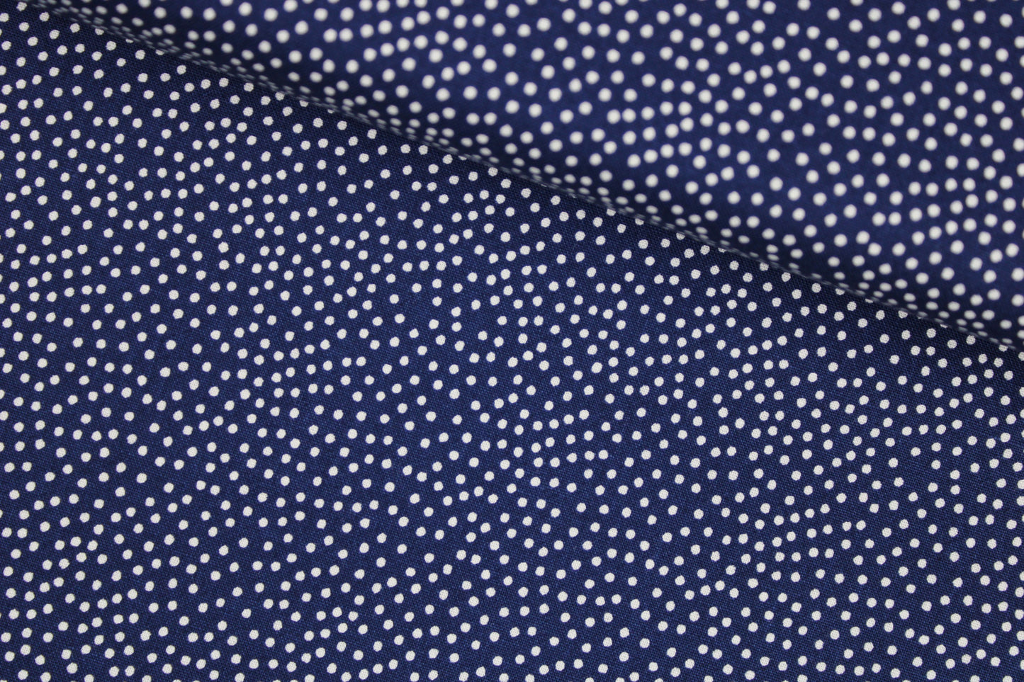 Baumwollstoff in Dunkelblau mit weißen Pünktchen aus der Reihe Garden Pindots quer