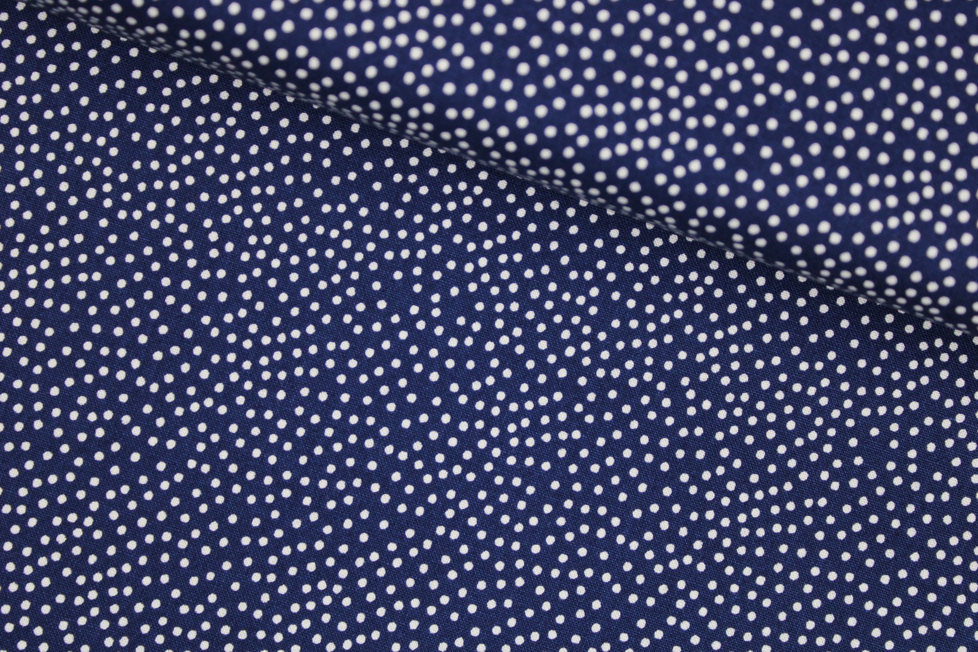 Baumwollstoff in Dunkelblau mit weißen Pünktchen aus der Reihe Garden Pindots quer