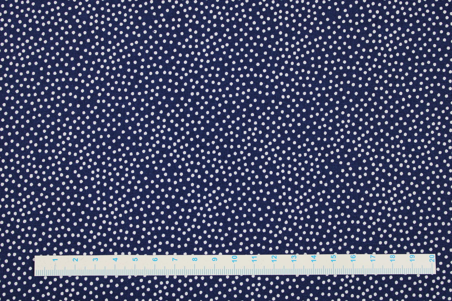 Baumwollstoff in Dunkelblau mit weißen Pünktchen aus der Reihe Garden Pindots Maßstab
