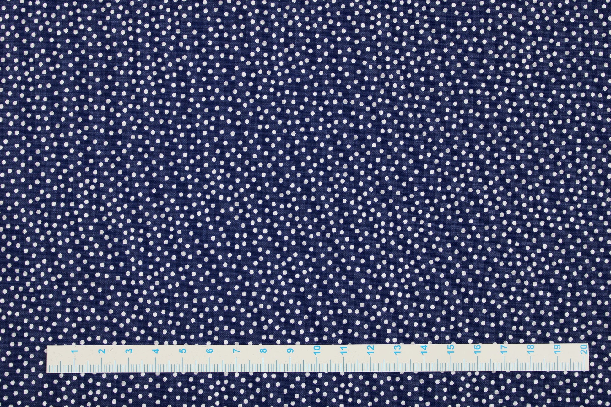 Baumwollstoff in Dunkelblau mit weißen Pünktchen aus der Reihe Garden Pindots Maßstab