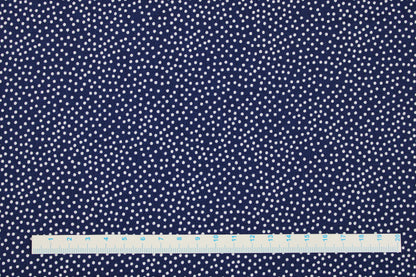 Baumwollstoff in Dunkelblau mit weißen Pünktchen aus der Reihe Garden Pindots Maßstab