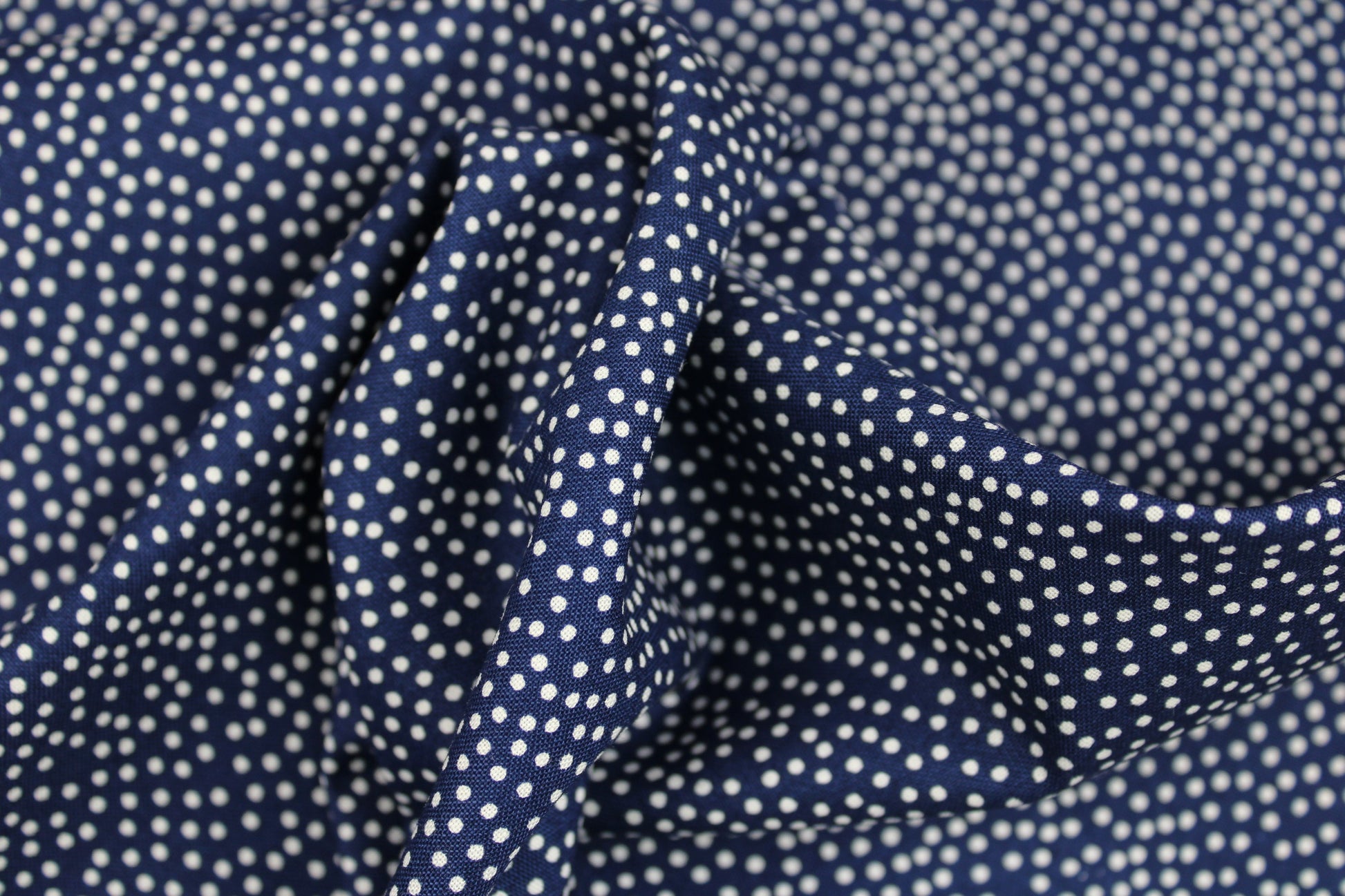 Baumwollstoff in Dunkelblau mit weißen Pünktchen aus der Reihe Garden Pindots gedreht