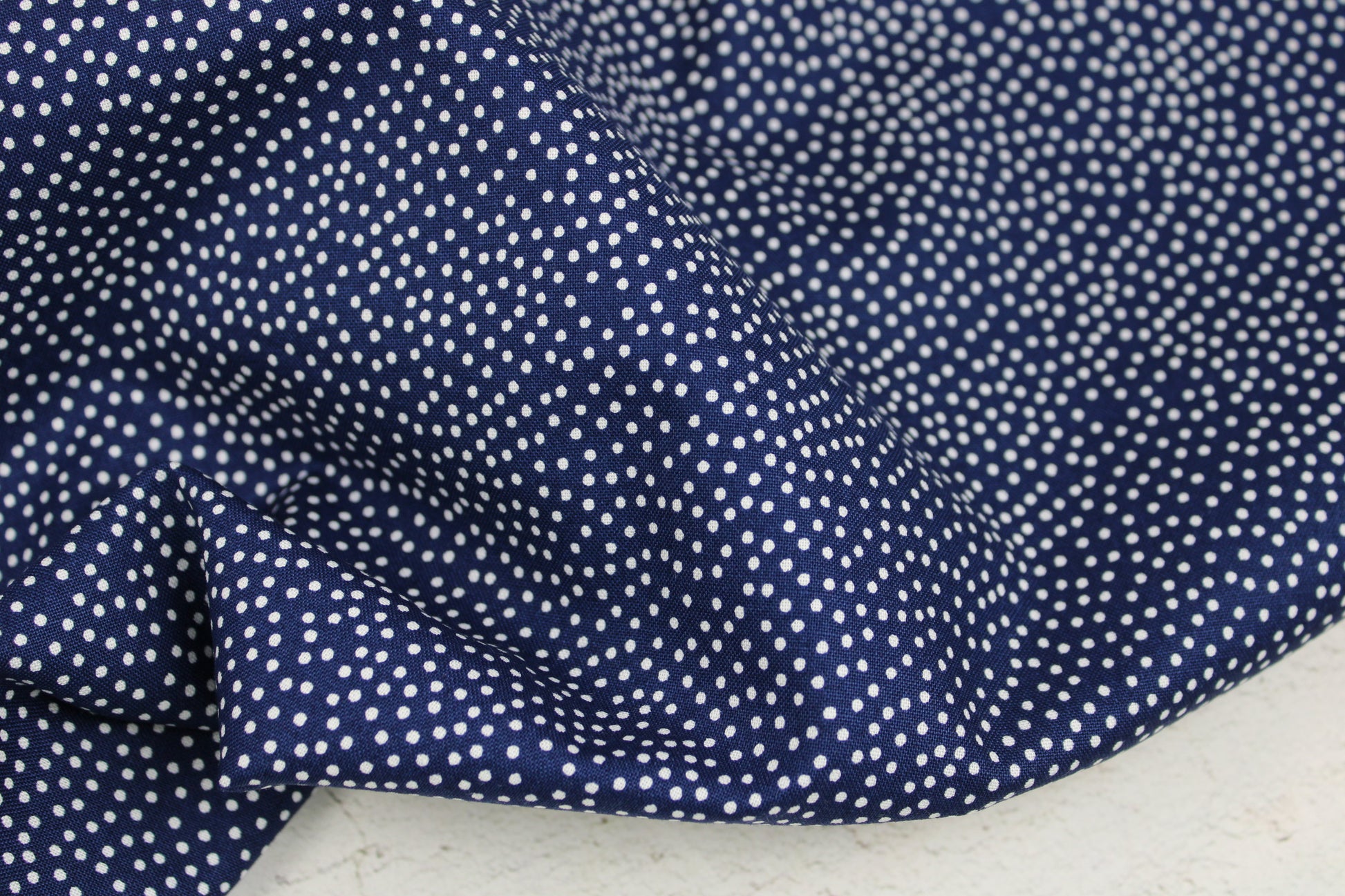 Baumwollstoff in Dunkelblau mit weißen Pünktchen aus der Reihe Garden Pindots