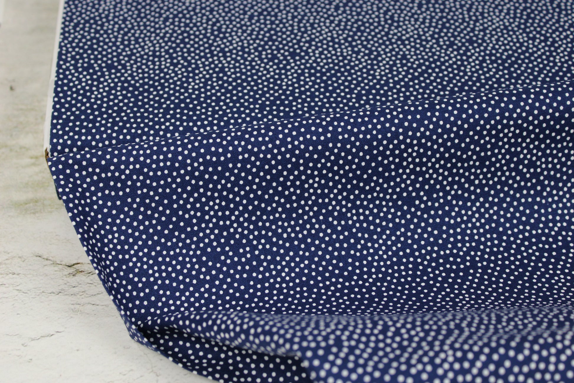 Baumwollstoff in Dunkelblau mit weißen Pünktchen aus der Reihe Garden Pindots Ballenansicht