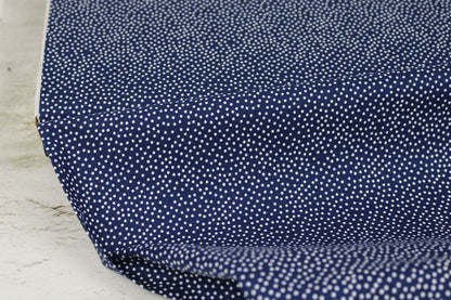 Baumwollstoff in Dunkelblau mit weißen Pünktchen aus der Reihe Garden Pindots Ballenansicht
