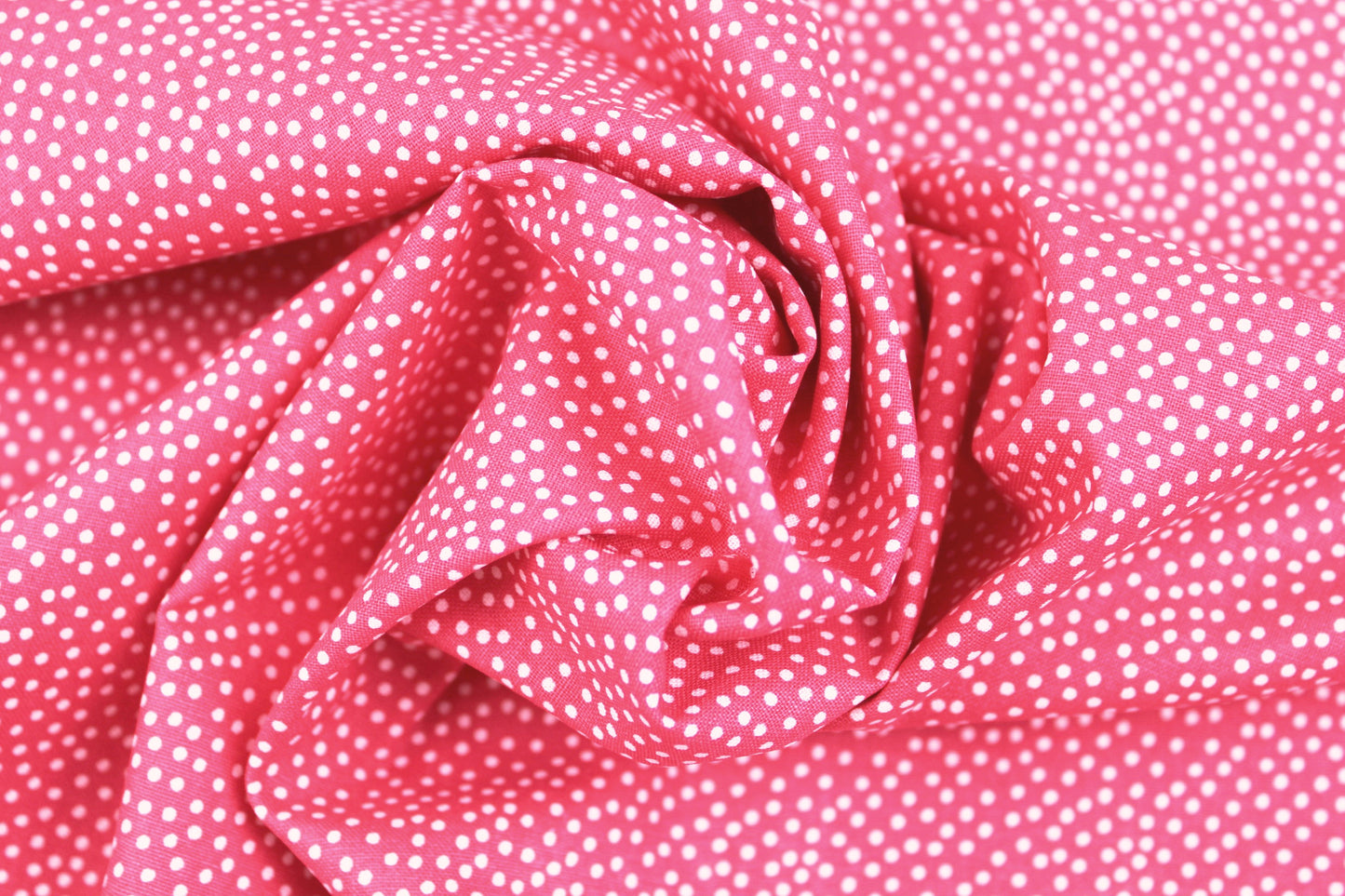 Baumwollstoff Garden Pindot in Koralle mit kleinen weißen Pünktchen gedreht