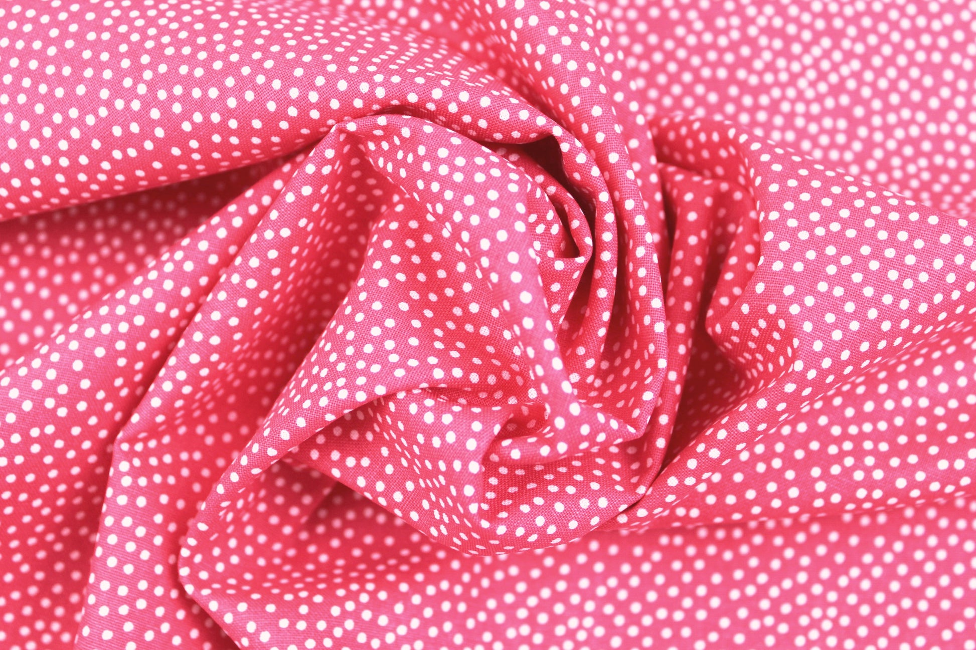 Baumwollstoff Garden Pindot in Koralle mit kleinen weißen Pünktchen gedreht