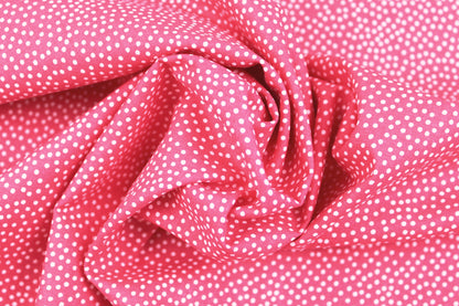 Baumwollstoff Garden Pindot in Koralle mit kleinen weißen Pünktchen gedreht
