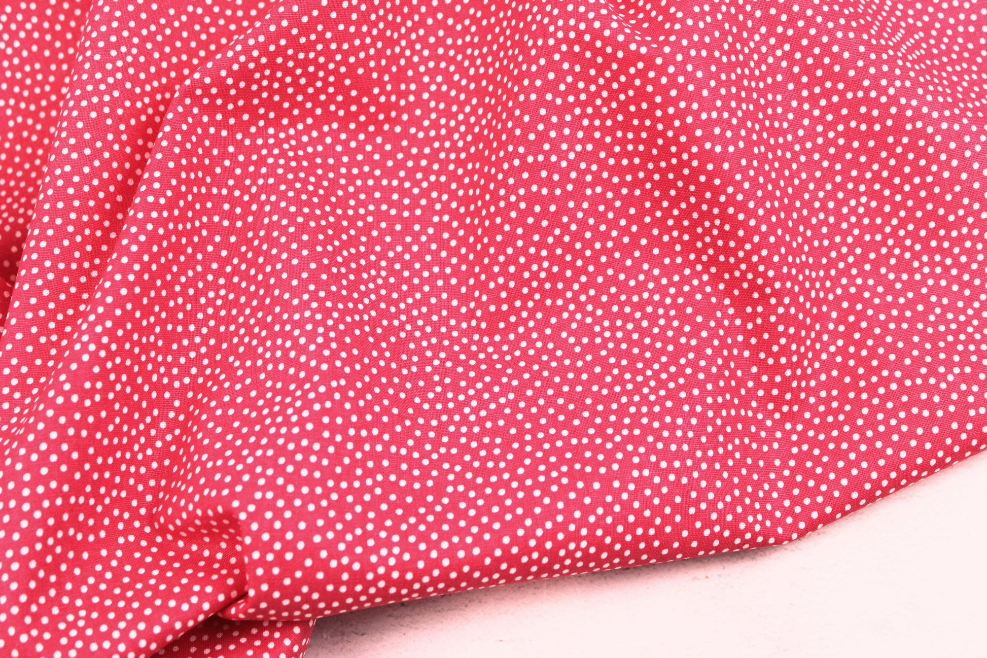 Baumwollstoff Garden Pindot in Koralle mit kleinen weißen Pünktchen