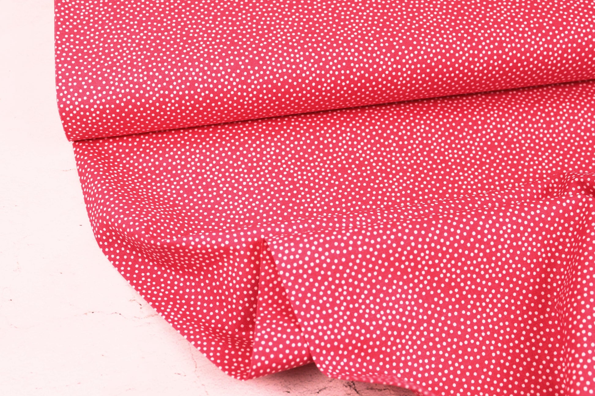 Baumwollstoff Garden Pindot in Koralle mit kleinen weißen Pünktchen Ballenansicht