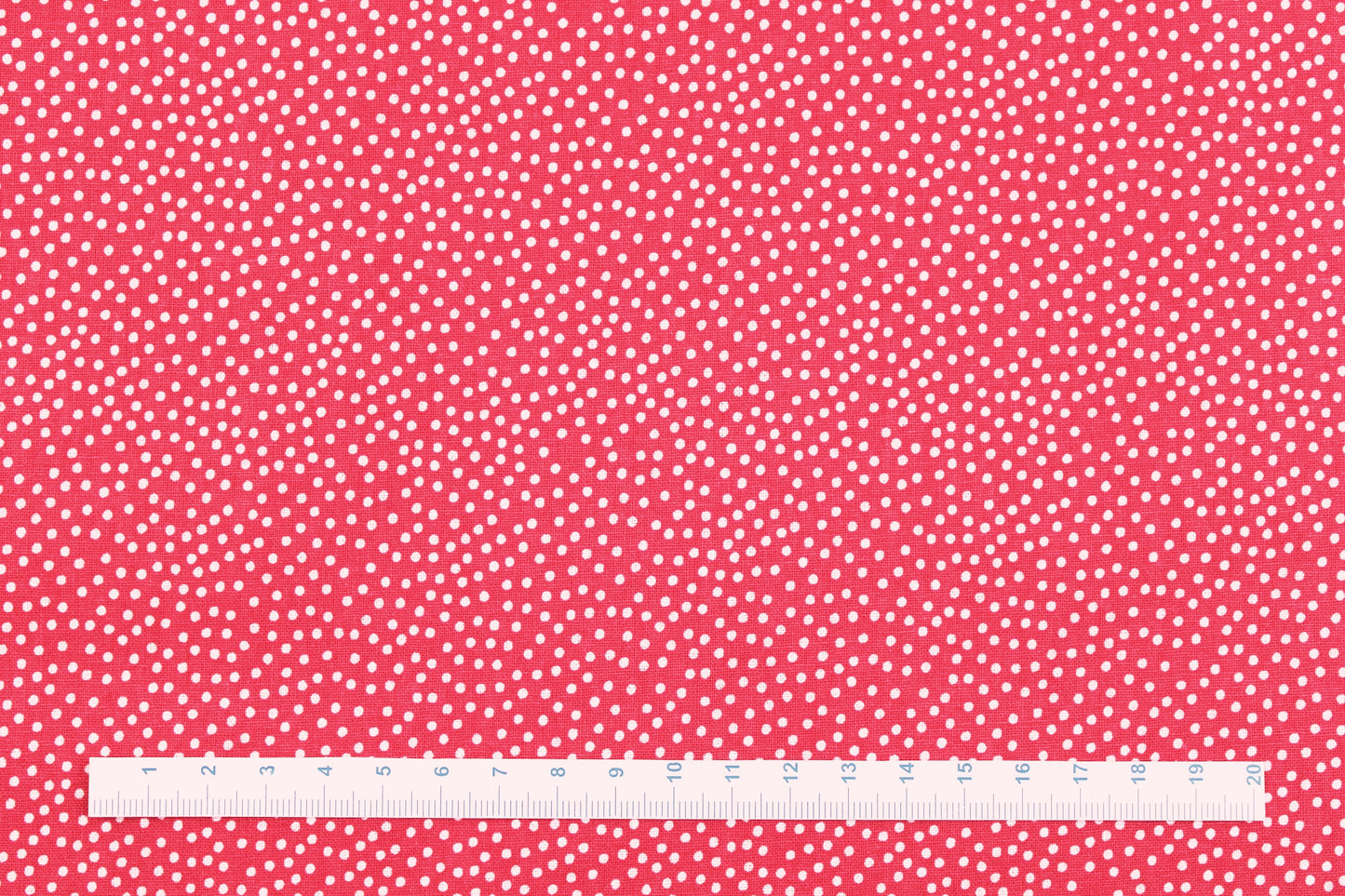 Baumwollstoff Garden Pindot in Koralle mit kleinen weißen Pünktchen Maßstab