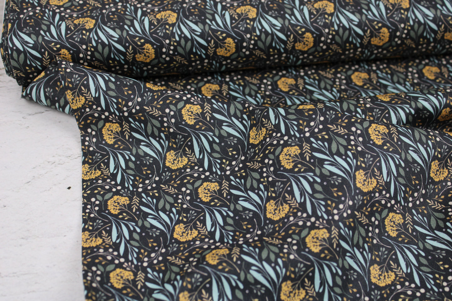 Dunkelgrauer Baumwollstoff Garden of Dreams mit Blumen in Mint und Ocker Ballenansicht