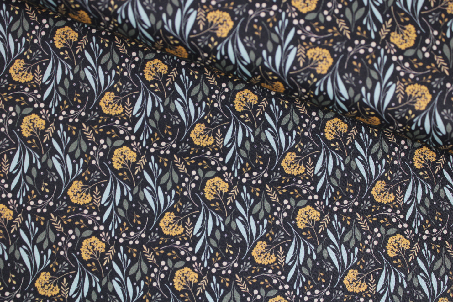 Dunkelgrauer Baumwollstoff Garden of Dreams mit Blumen in Mint und Ocker quer