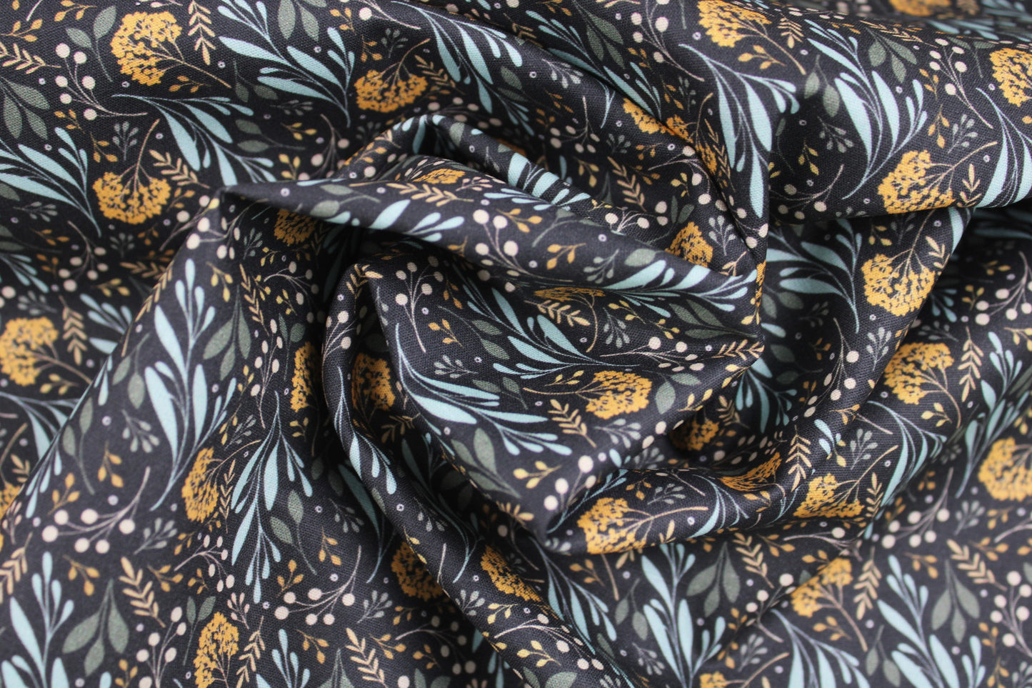 Dunkelgrauer Baumwollstoff Garden of Dreams mit Blumen in Mint und Ocker gedreht