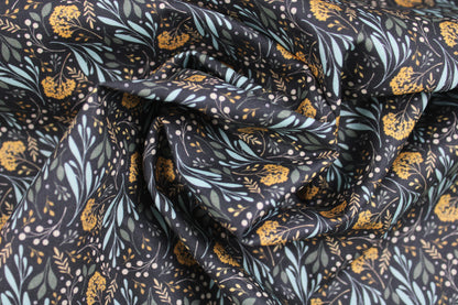Dunkelgrauer Baumwollstoff Garden of Dreams mit Blumen in Mint und Ocker gedreht