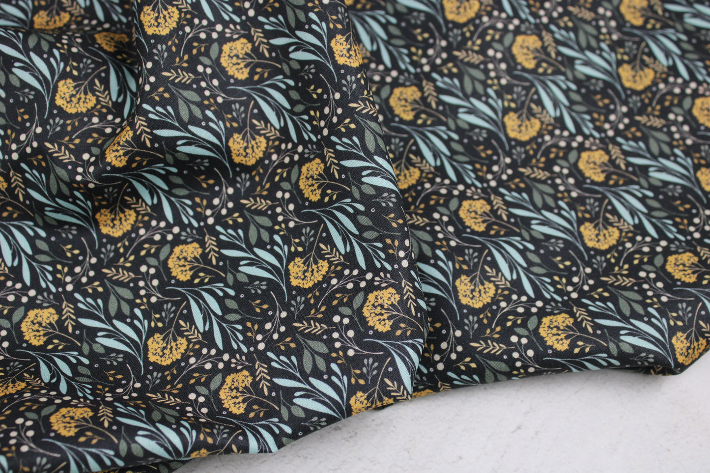 Dunkelgrauer Baumwollstoff Garden of Dreams mit Blumen in Mint und Ocker