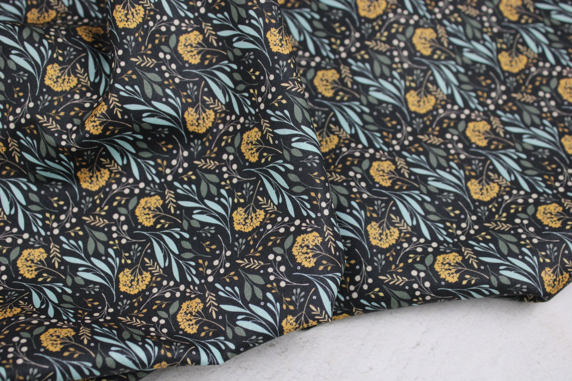 Dunkelgrauer Baumwollstoff Garden of Dreams mit Blumen in Mint und Ocker