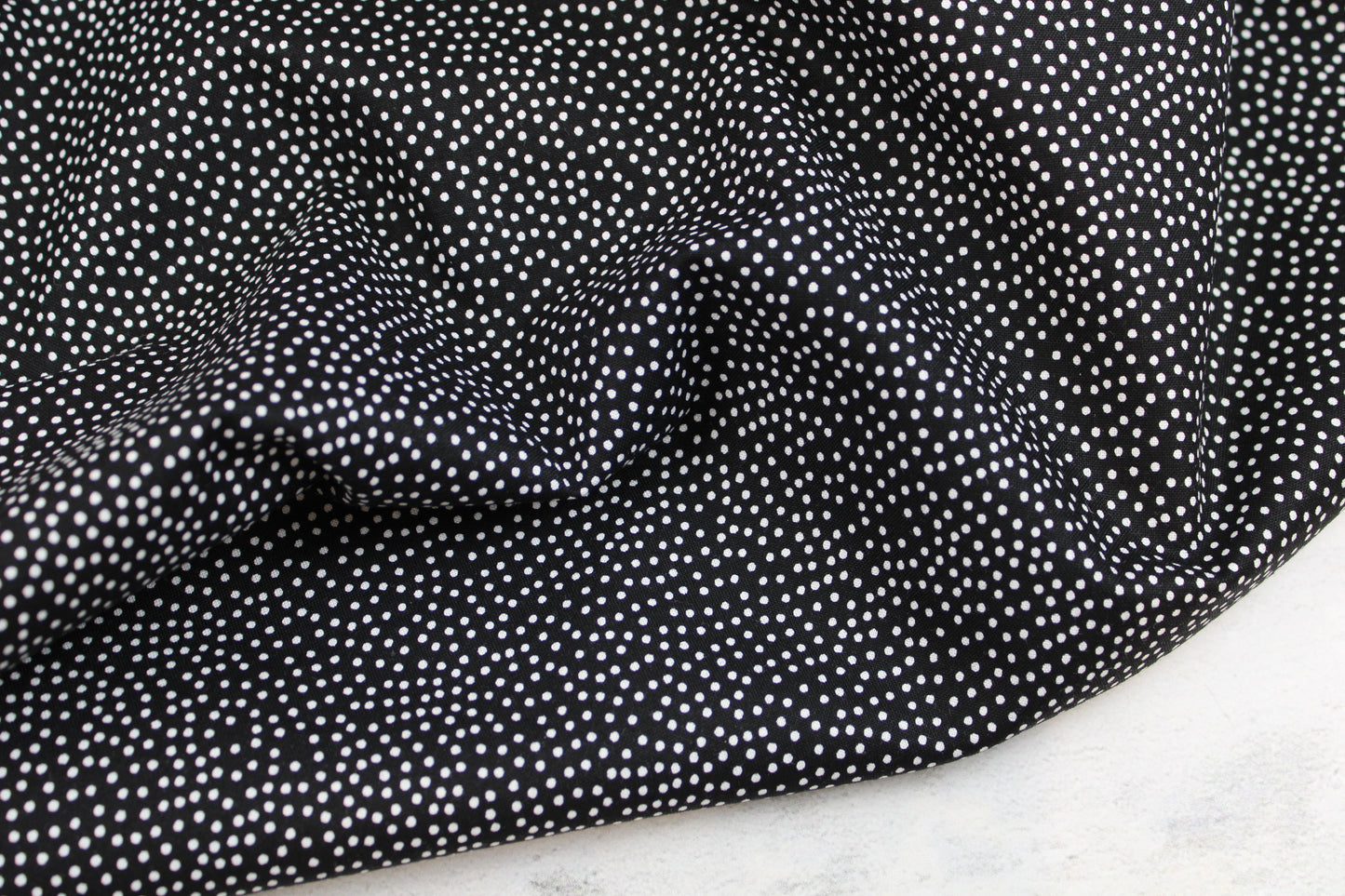 Schwarzer Baumwollstoff Garden Pindot mit kleinen weißen Pünktchen