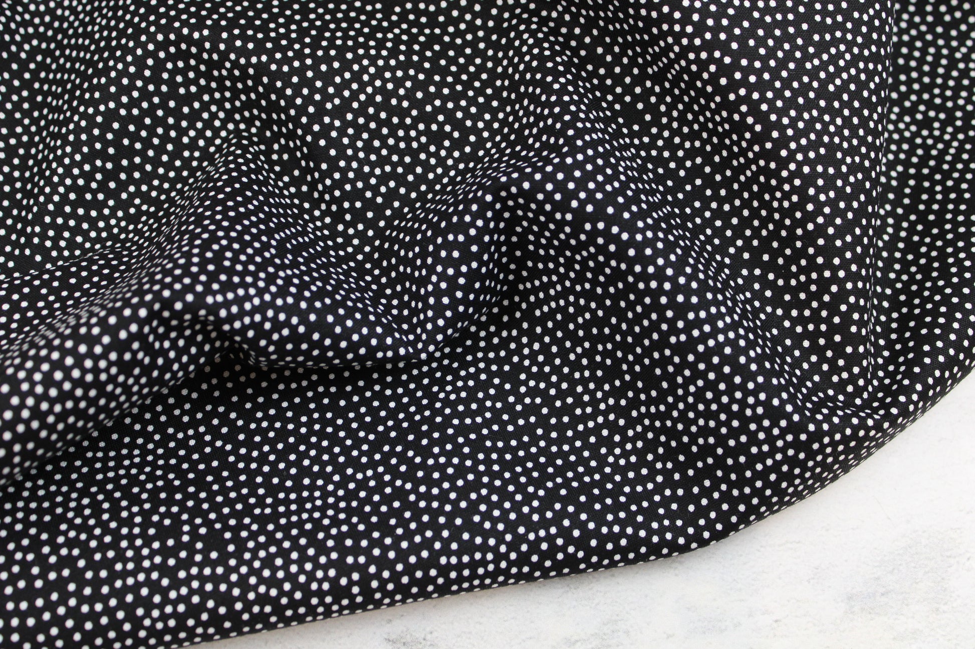 Schwarzer Baumwollstoff Garden Pindot mit kleinen weißen Pünktchen