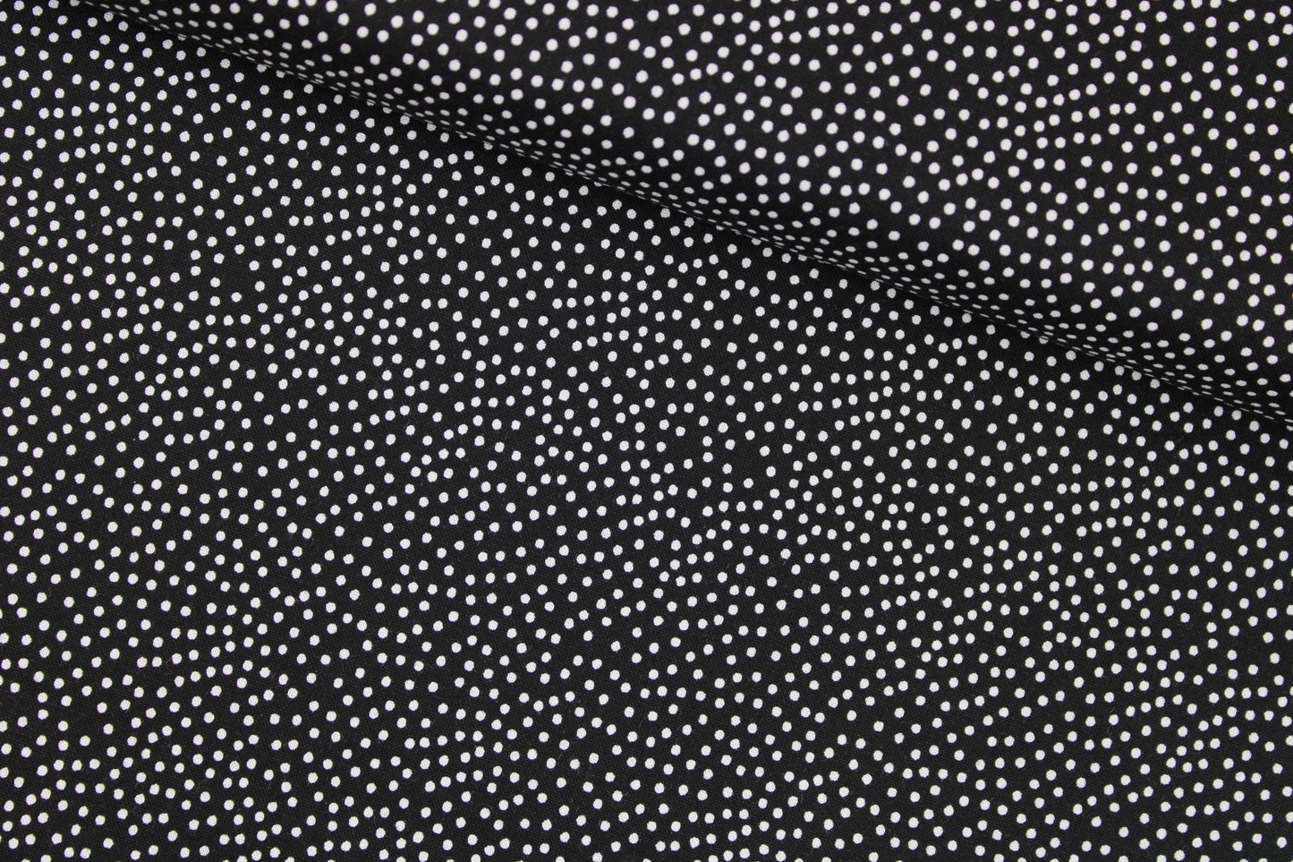 Schwarzer Baumwollstoff Garden Pindot mit kleinen weißen Pünktchen quer